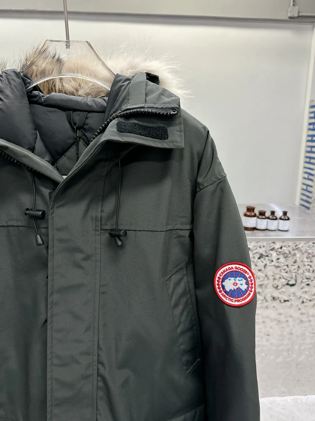 Style number: Y 87 Canada Goose 13 down jackets, timeless Classic, same style for men and women, mid-length windbreaker jacket. Canada Goose technology waterproof fabric is wind and cold resistant and extremely warm! Plush heat storage keeps you warm and warms you up quickly! Extra large fur collar design, fine fur, smooth to the touch, comfortable and skin-friendly! Double windproof cuffs to prevent cold wind from entering! The pockets have a flap zipper design and the upper pocket is a diagonal pocket, which is convenient and practical! Canada Goose’s popularity in the past two years has greatly surpassed that of the king of down jackets, the Meng Mouth, and it is the hottest item in autumn and winter on INS! Same Style for men and women, Canada Goose Classic style! Color: Black Cream White Gray Navy Blue Sizes: XS S M L XL XXL